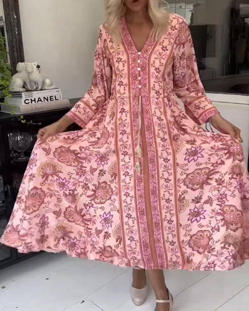 Elegant trykt kjole med V-udskæring og snøre