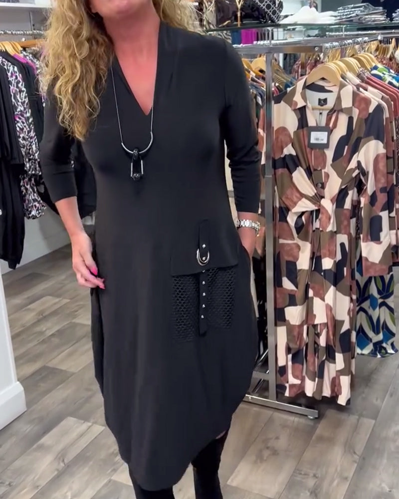 Sort kjole med V-udskæring og sidelomme