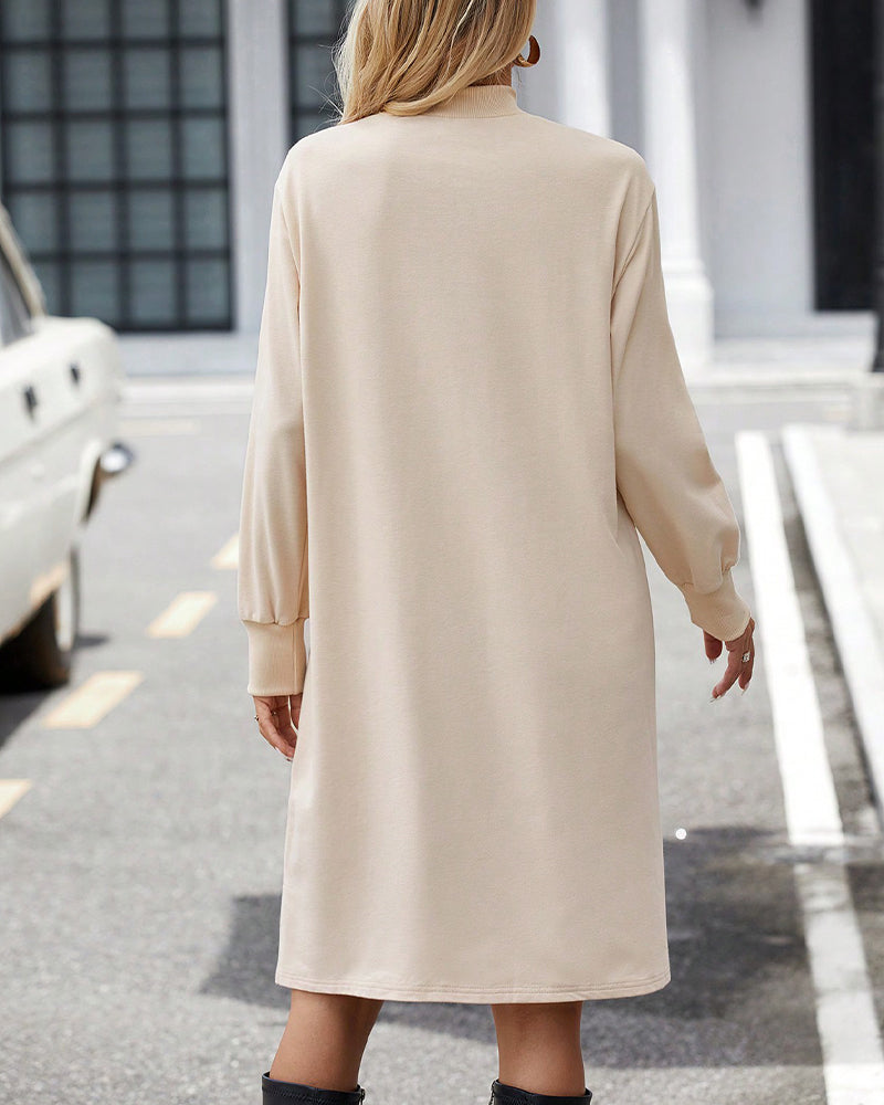 Ensfarvet kjole med høj hals