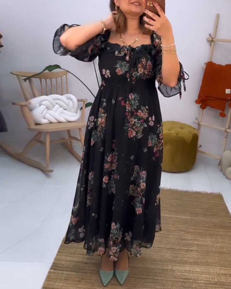 Sort kjole med firkantet hals og blomsterprint