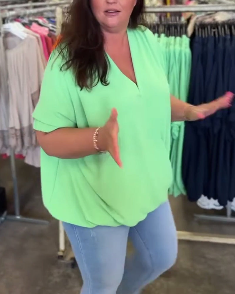 Ensfarvet afslappet bluse med V-hals