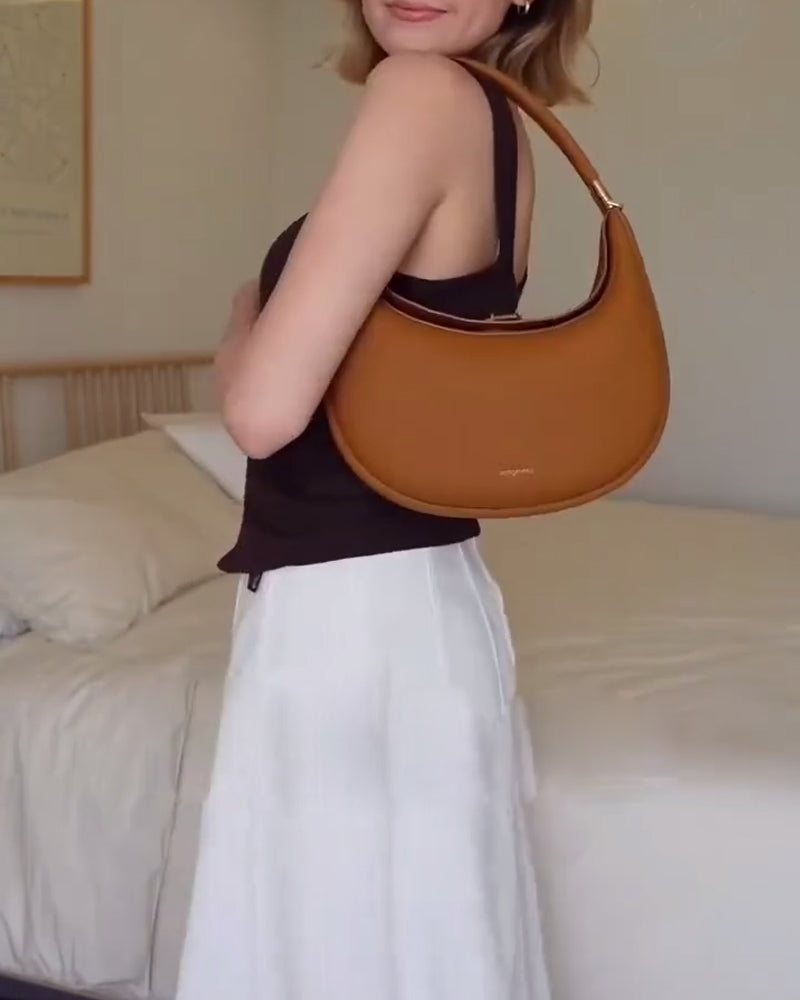 Ensfarvet elegant halvmåneformet skuldertaske