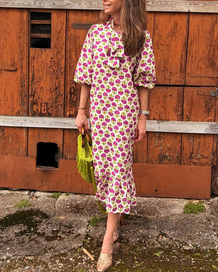 Elegant kjole med båndkrave og print