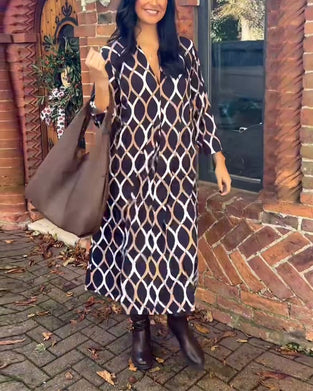 Bølgemønstret kjole med V-udskæring