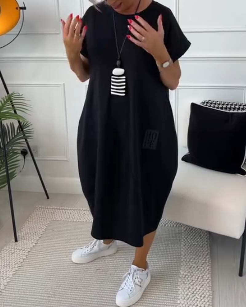 Sort kortærmet kjole med 'HOPE' motiv