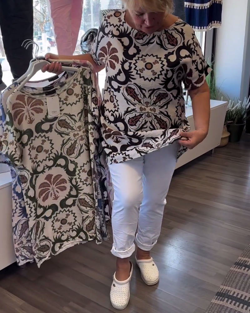 Afslappet blomsterbluse med rund hals