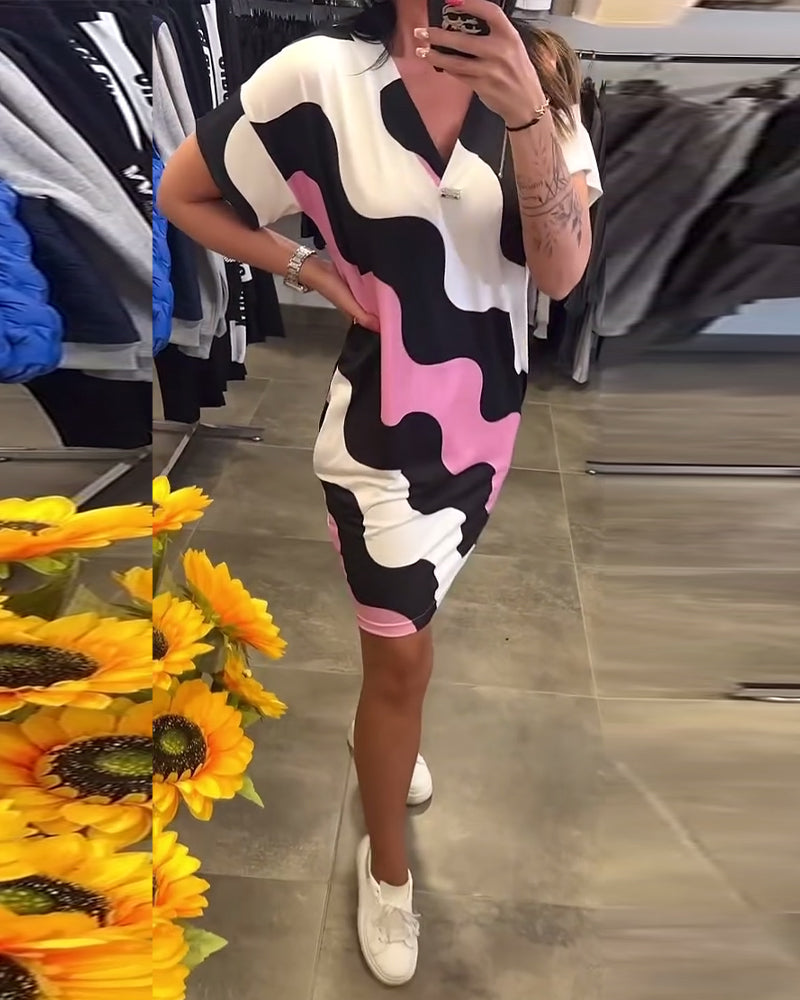 Kjole Med V-Udskæring Og Bølgemønster