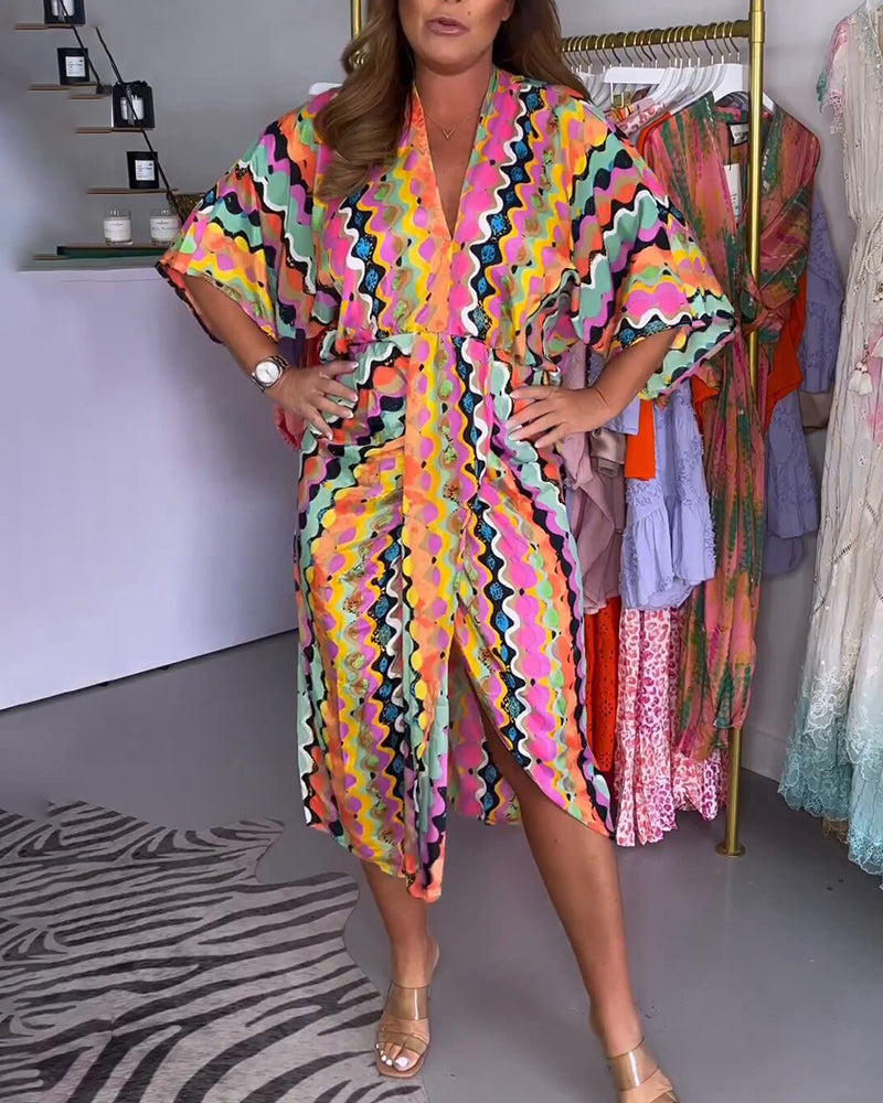 Farverig kjole med V-udskæring og halve ærmer