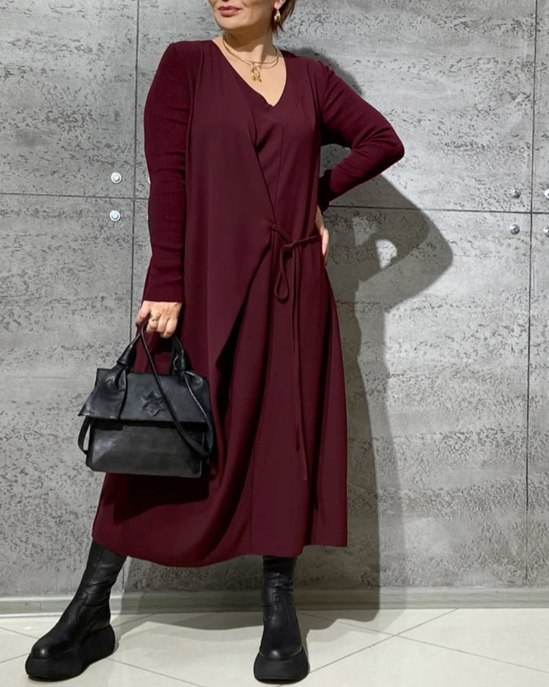 Ensfarvet kjole med bindestropper