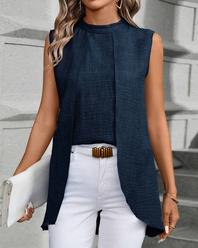 Elegant ensfarvet top uden ærmer i falsk lagdelt design