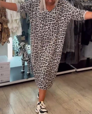 V-halset leopardprint kjole i løs pasform
