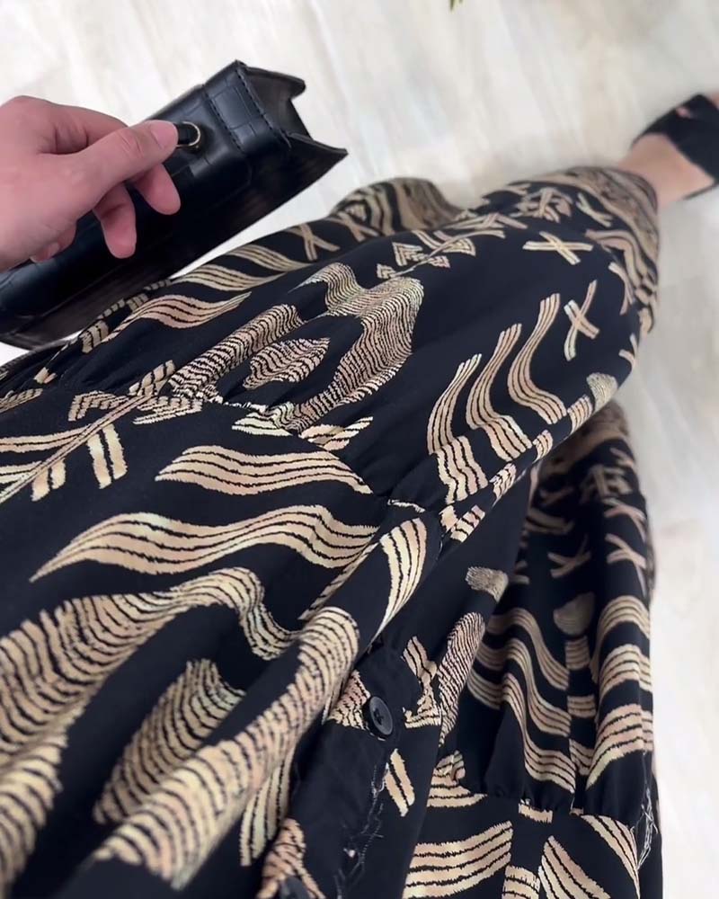 V-halset langærmet kjole med gyldent print