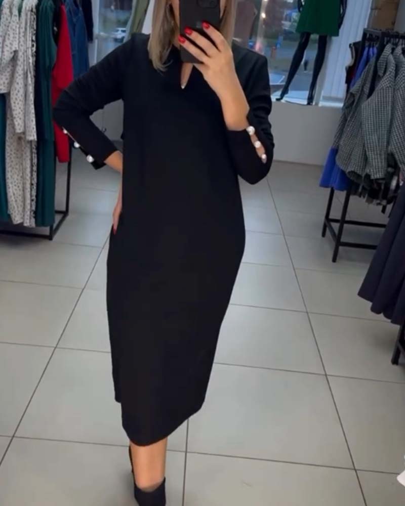 Elegant kjole med perleknapper