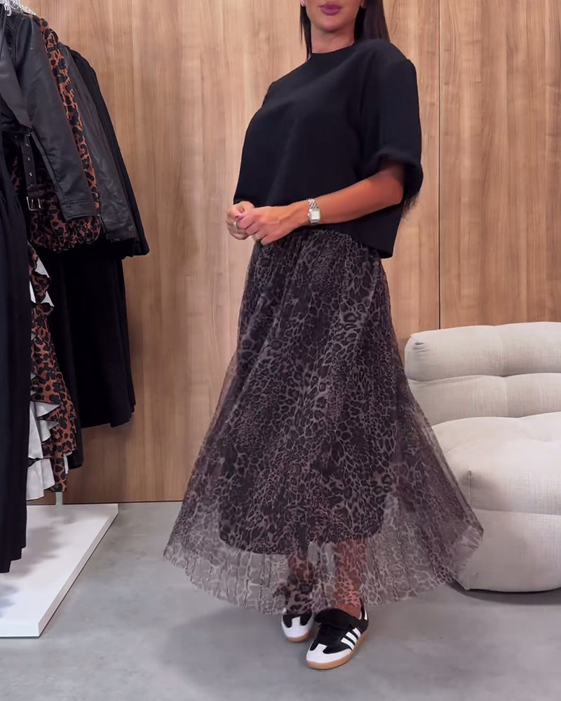 Stilfuld nederdel med gennemsigtigt meshlag