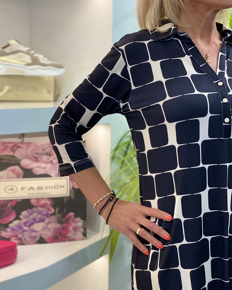 Kjole med opslået krave med ternet print