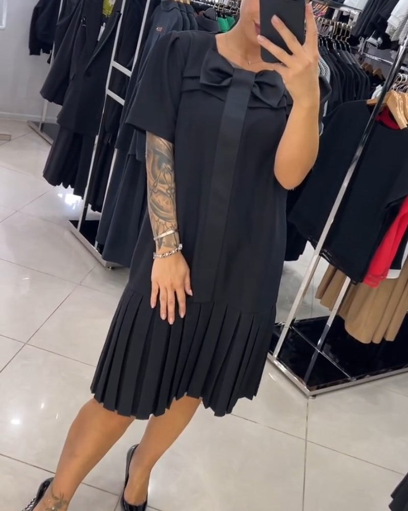 Kortærmet kjole med plisseret nederdel