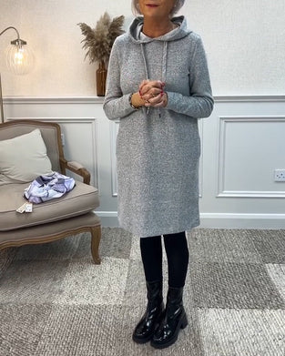 Lang grå hættetrøje med snøre