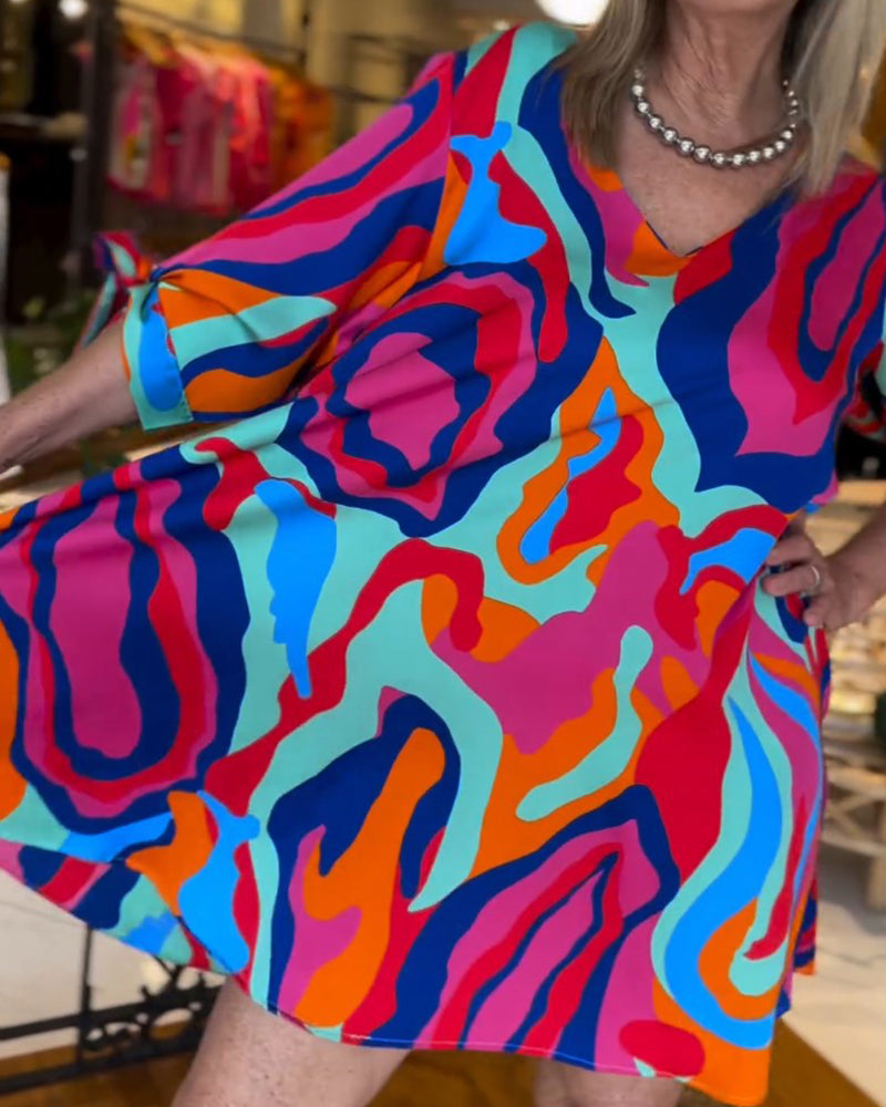 Løs kjole med farverigt print og rund hals