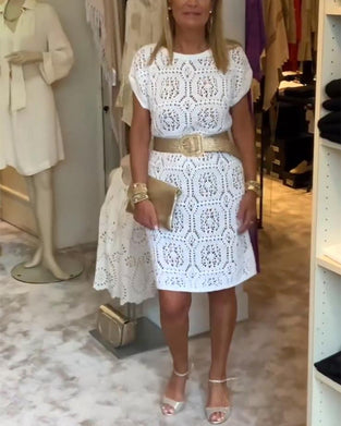 Hvid hulmønstret kjole