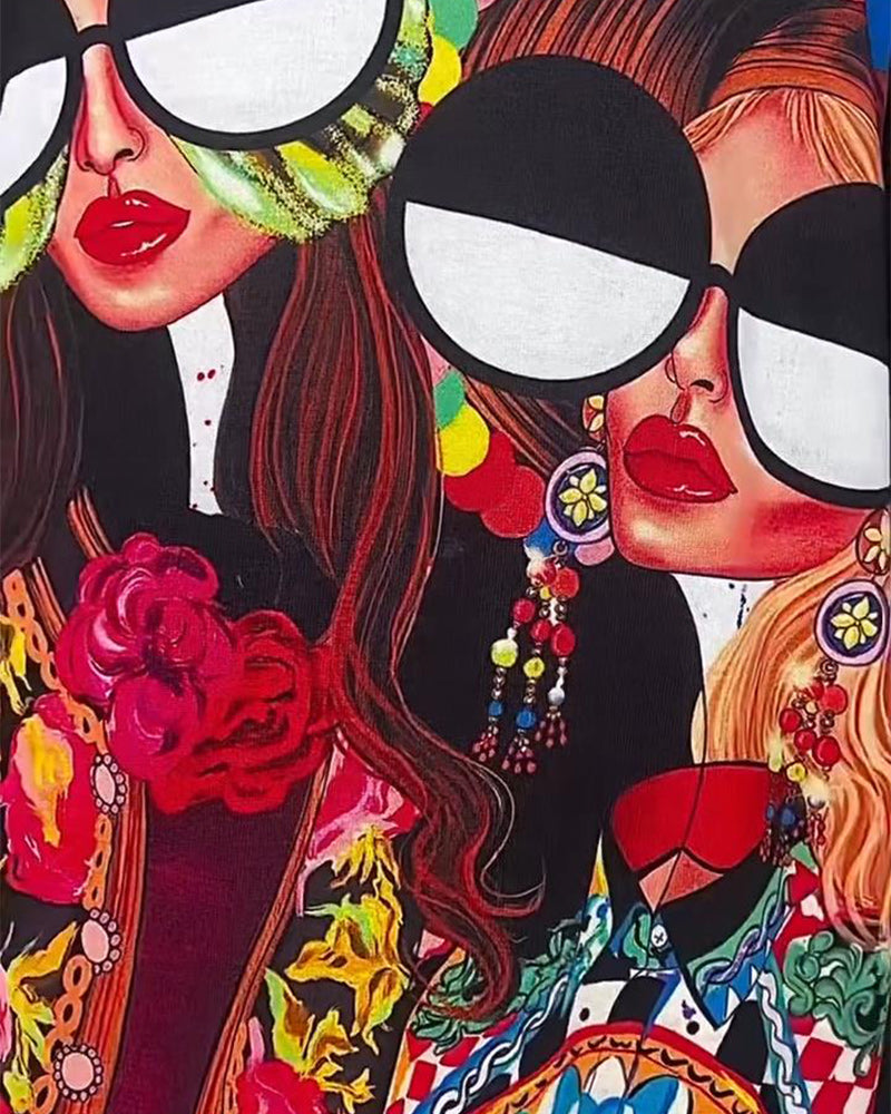 Sort patchworkkjole med hætte og rygprint