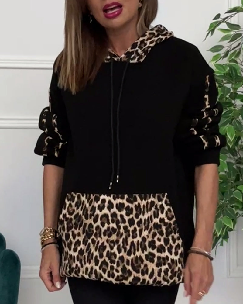 Afslappet hættetrøje med leopardprint detaljer