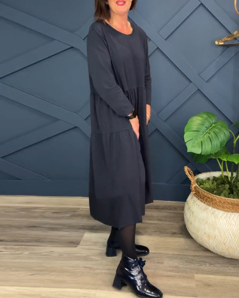 Afslappet ensfarvet patchworkkjole med rund hals