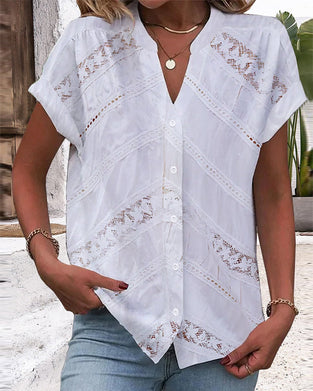 Kortærmet hulmønstret top med V-hals