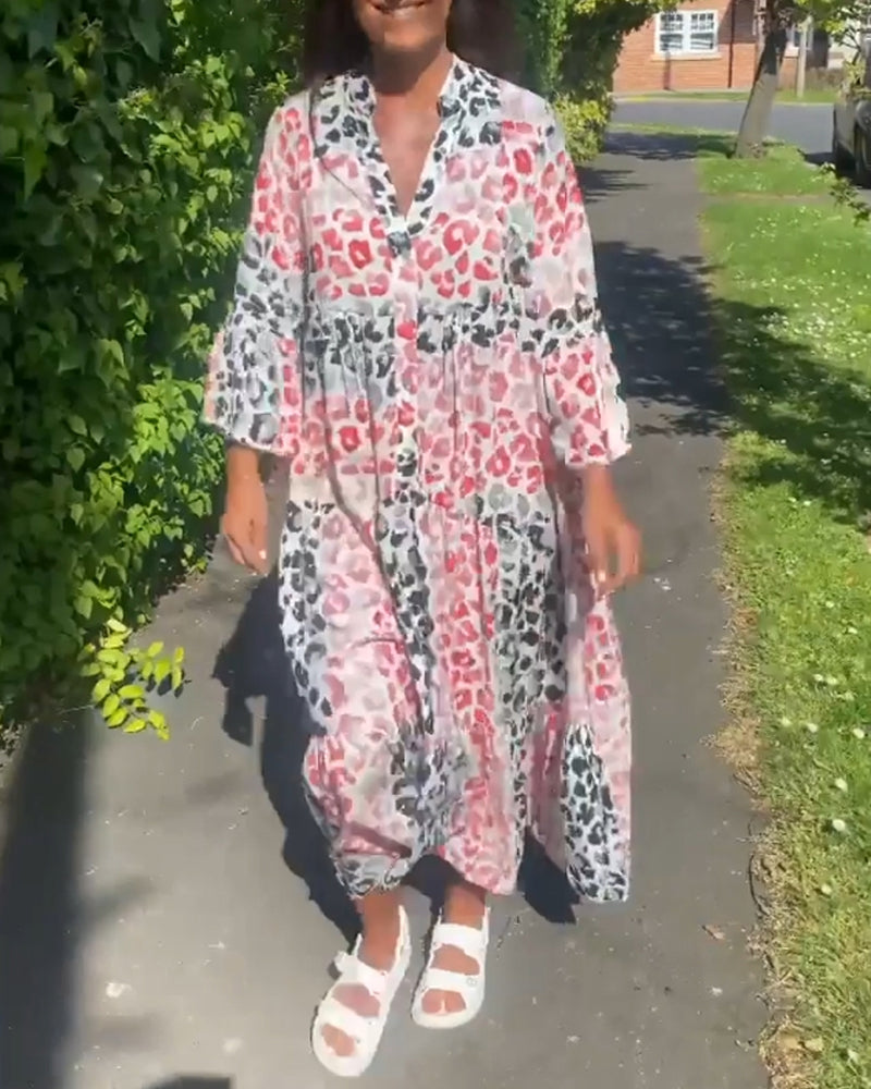 V-halset kjole med flæser og print