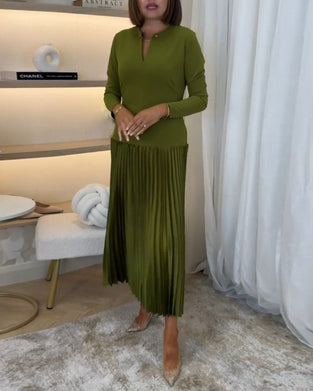 Grøn kjole med lange ærmer og plissering