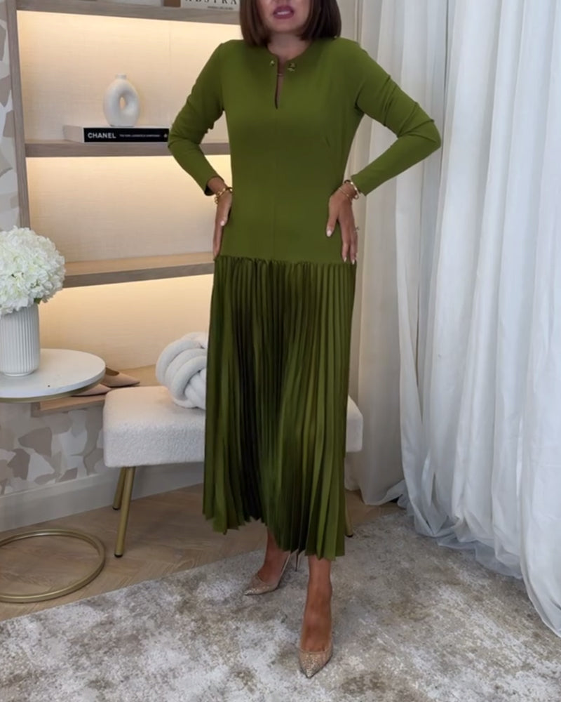 Grøn kjole med lange ærmer og plissering
