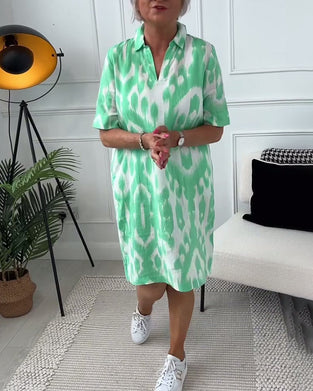 Kortærmet kjole med reverskrave og print