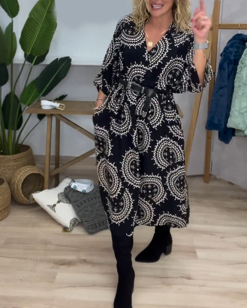 Mønstret kjole med V-udskæring og lange ærmer