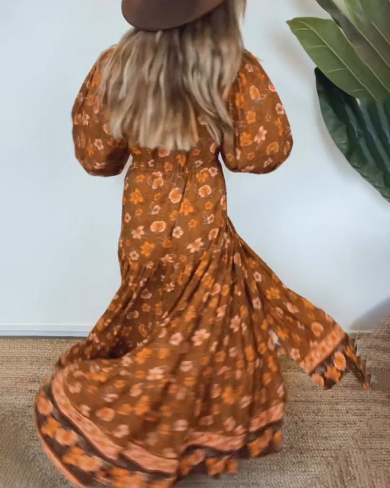 Lang blomsterprint med V-udskæring og lanterneærmer