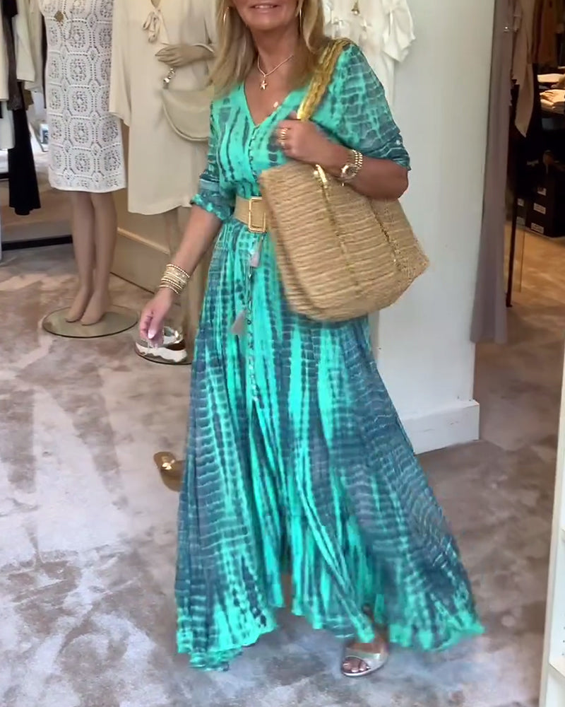 Lang plisseret kjole med V-udskæring og knapper