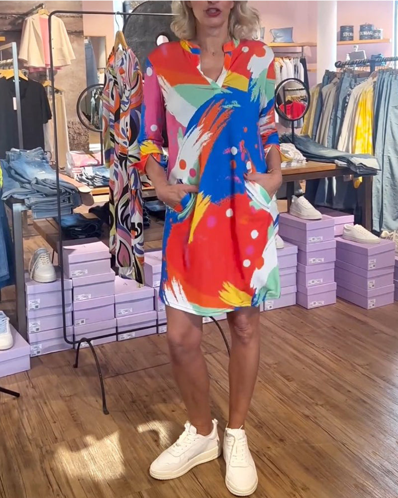 Elegant  V-halset kjole med farverigt print