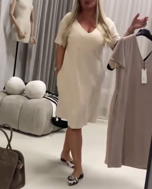 Moderigtig Og Elegant Kjole Med V-Udskæring