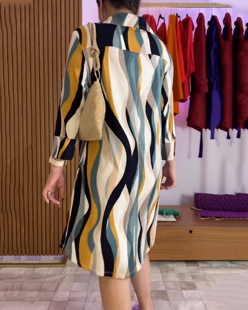 Afslappet kjole med reverskrave og knappelukning