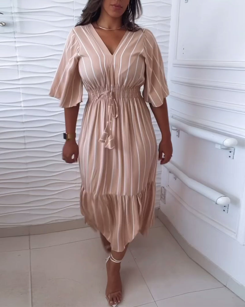 Stribet kjole med taljebinding