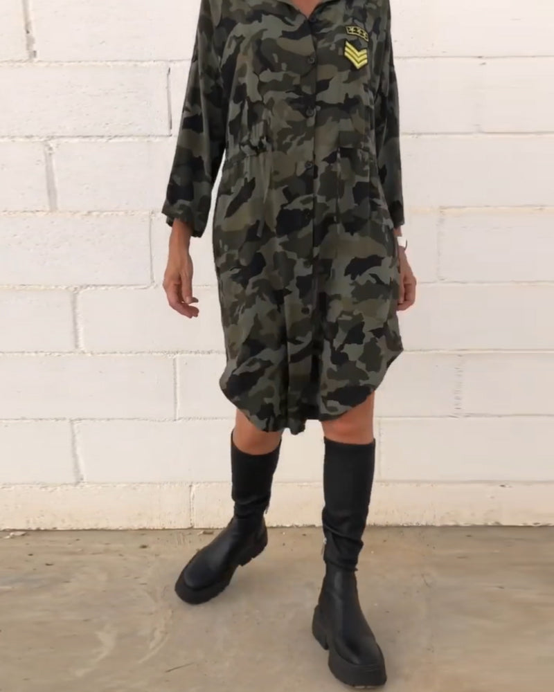 Langærmet kjole i militær-stil
