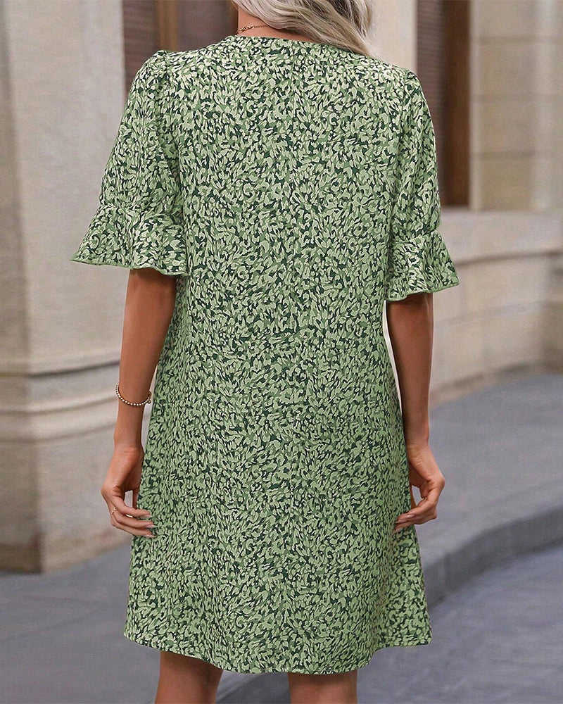 Elegant kjole med V-udskæring og print