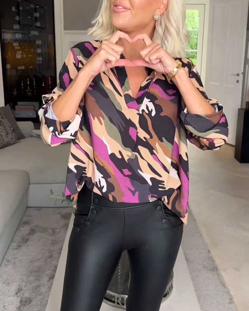 Bluse med V-udskæring og tie-dye mønster