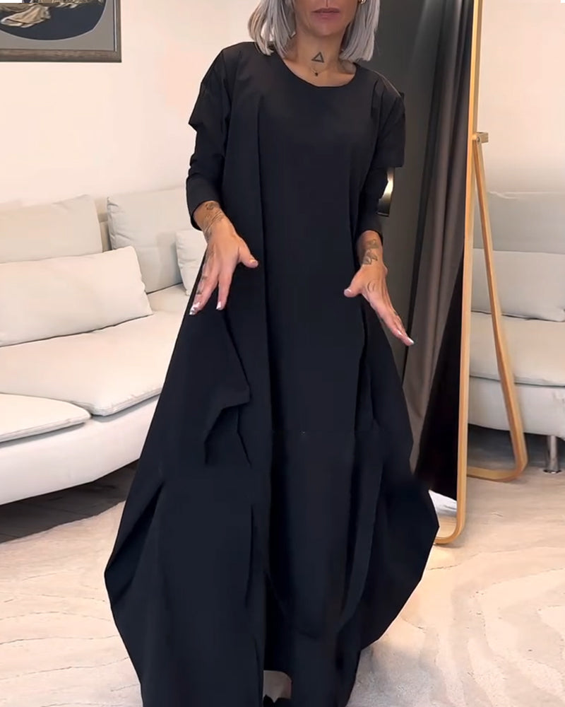 Stilfuld sort plisseret kjole med snøre og rund hals