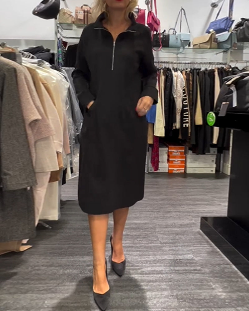 Ensfarvet kjole med høj hals og lynlås