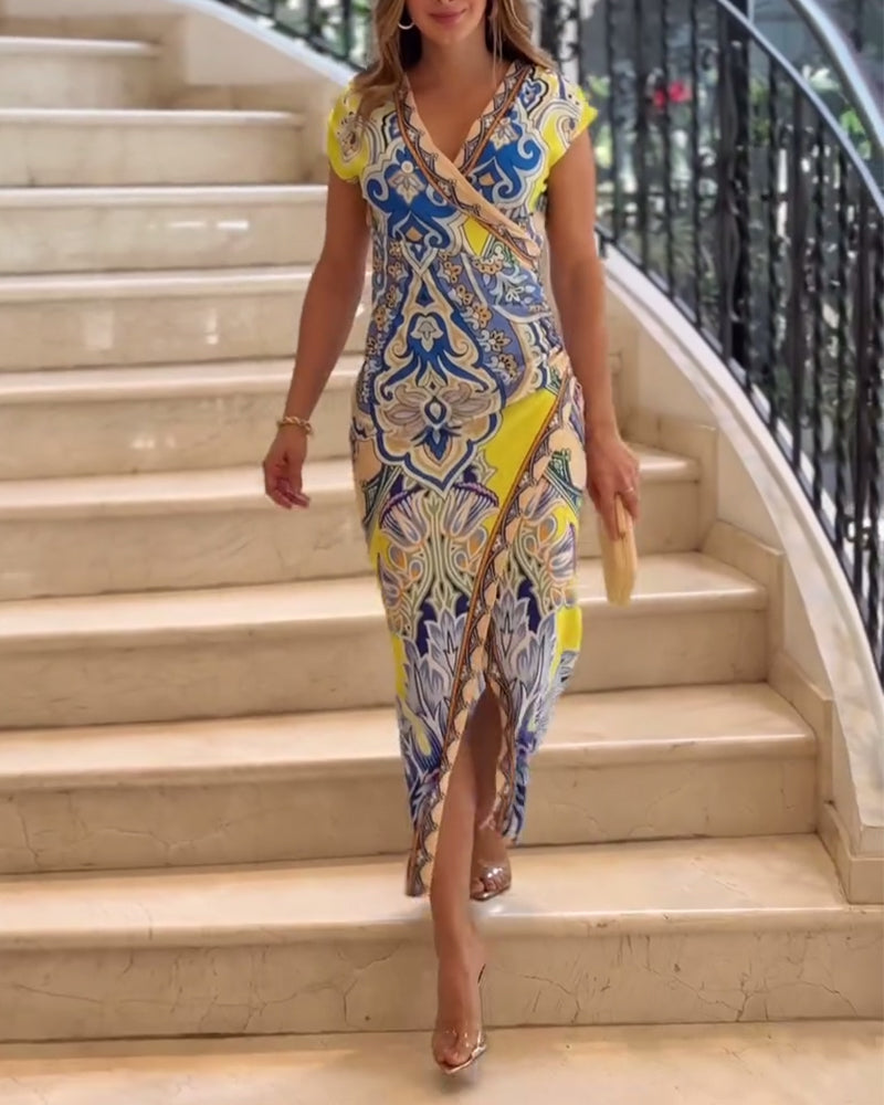 Elegant kjole med vintage print og v-hals