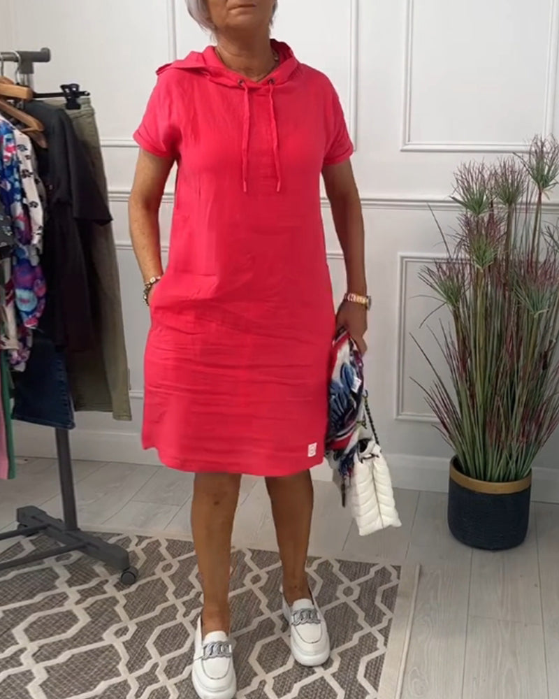 Afslappet kjole med korte ærmer og hætte