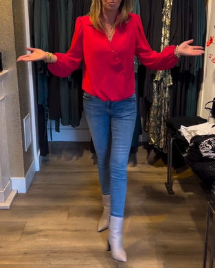 Rød skjorte med lanterneærmer