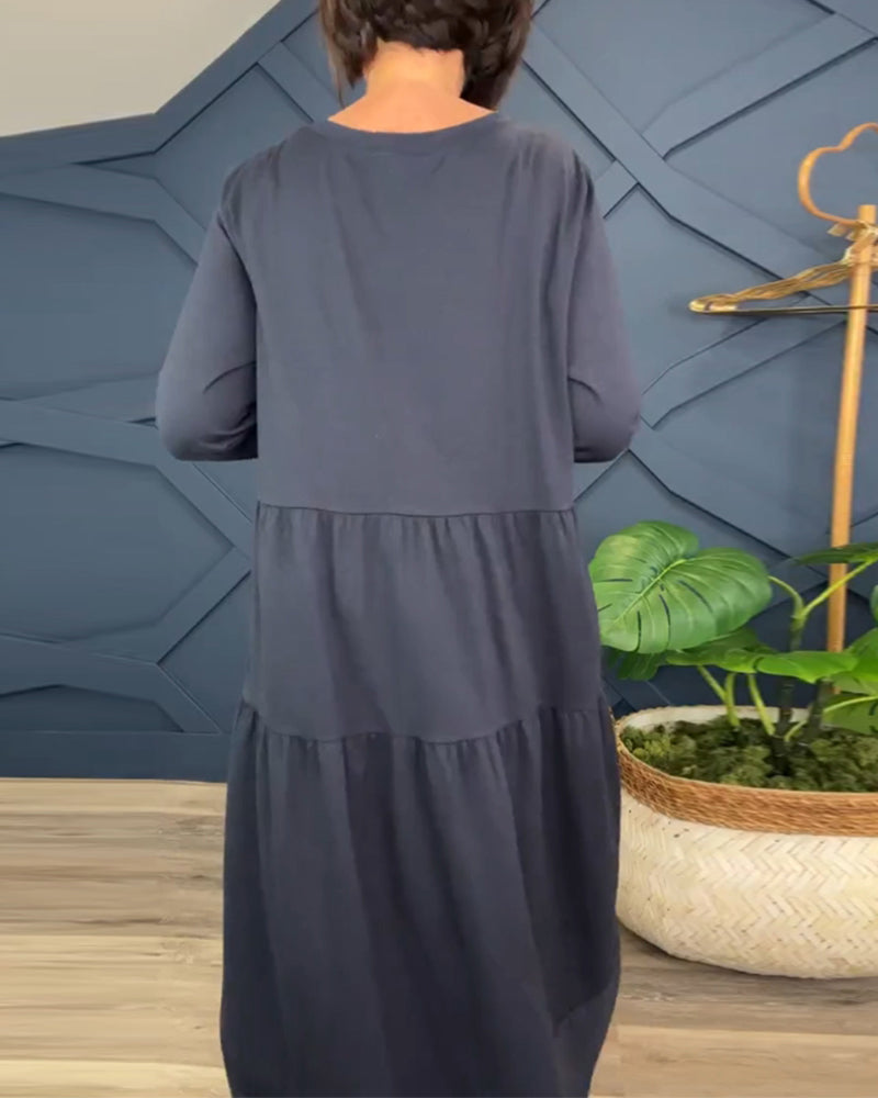Afslappet ensfarvet patchworkkjole med rund hals