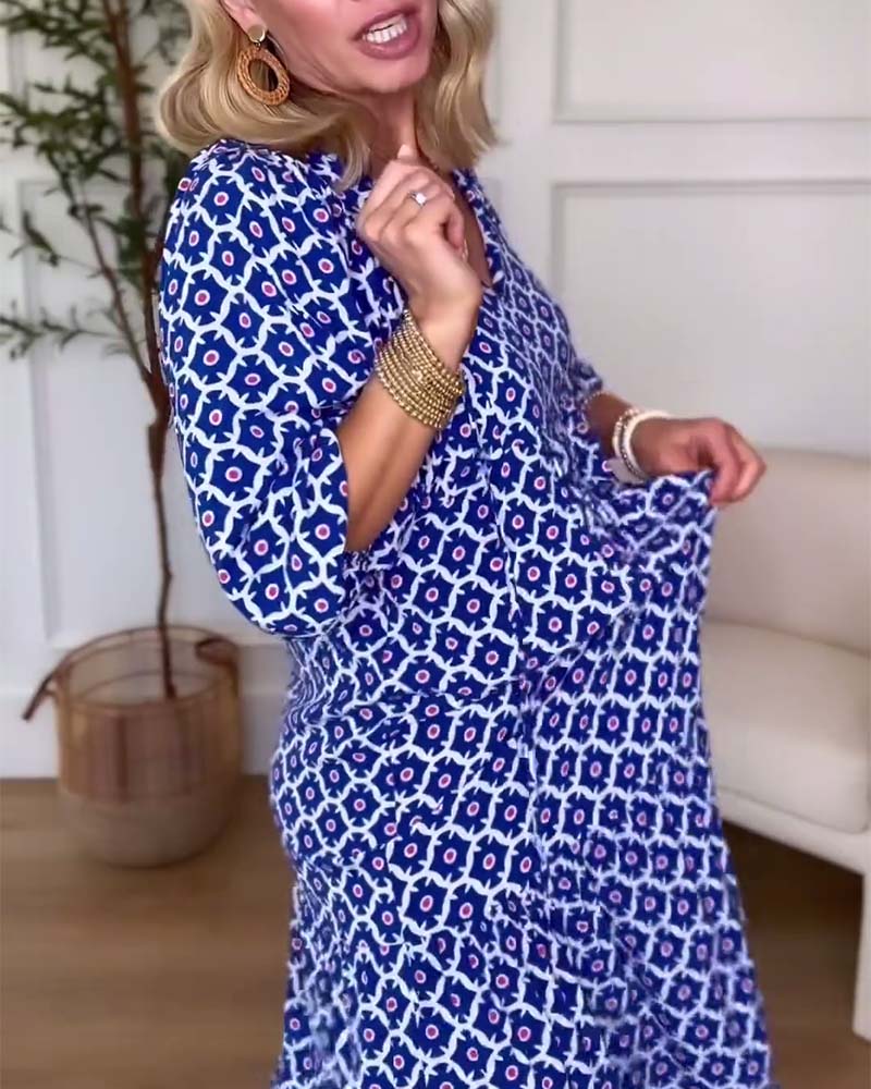 Mønstret kjole med V-hals og trekvarte ærmer