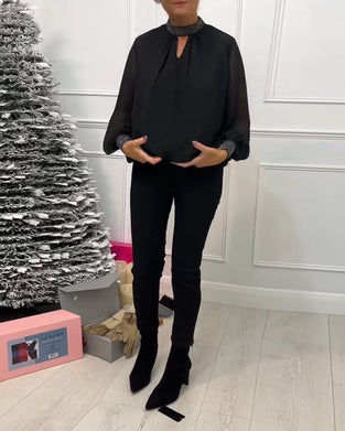 Stilfuld ensfarvet bluse med ståkrave