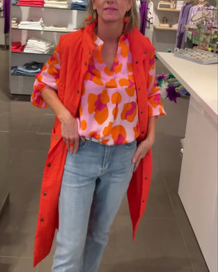 Afslappet top med V-udskæring og lanterneærmer